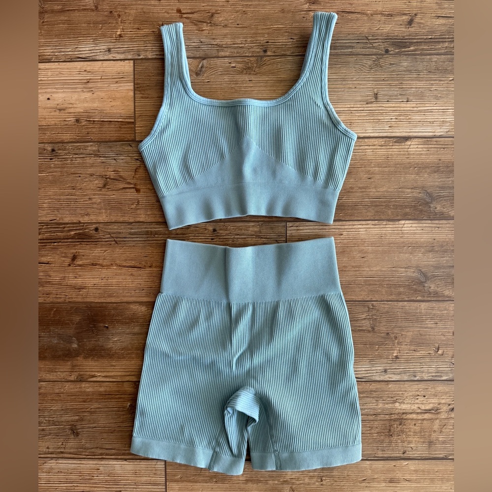 Women’s Yoga Pants Bodycon 2 piece outfits Sports Bra and High Waist Booty Short